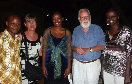 Prof. Dr. Henning Grossmann mit Dr. Esther Mzumara und Dr. Kelvin Mponda aus Malawi, die sich in Ausbildung für Dermatologie und Venerologie befinden, bei der jährlichen CME-Fortbildung am RDTC in Moshi Prof. Dr. Henning Grossmann mit Dr. Esther Mzumara und Dr. Kelvin Mponda aus Malawi, die sich in Ausbildung für Dermatologie und Venerologie befinden, bei der jährlichen CME-Fortbildung am RDTC in Moshi