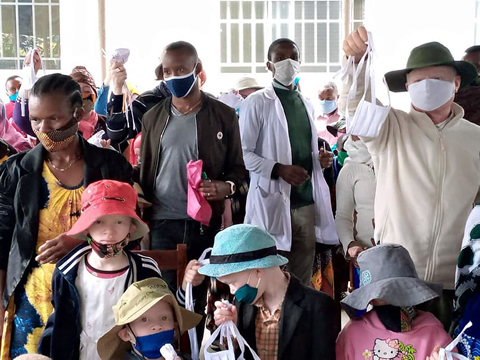 Mundnasenschutz verteilt