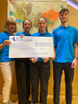 Hannah, Kamilla und Gabor mit Dr. Rosemarie Moser